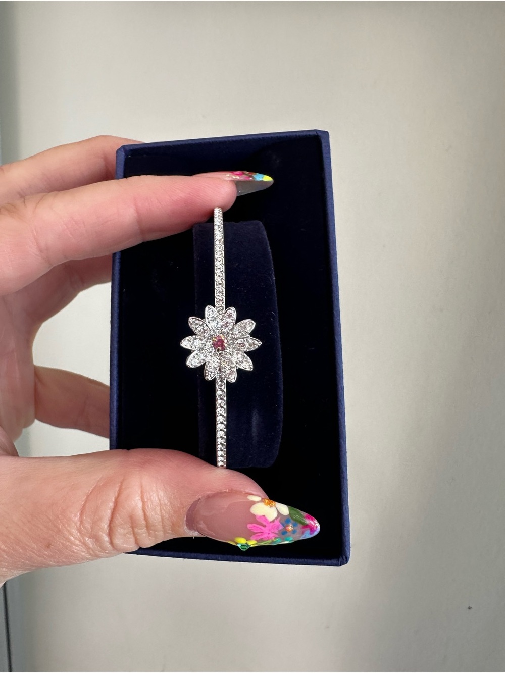 💎🌸 Authentic Swarovski Eternal Flower Bangle – Crystal Daisy / Pink Stone 💎🌸